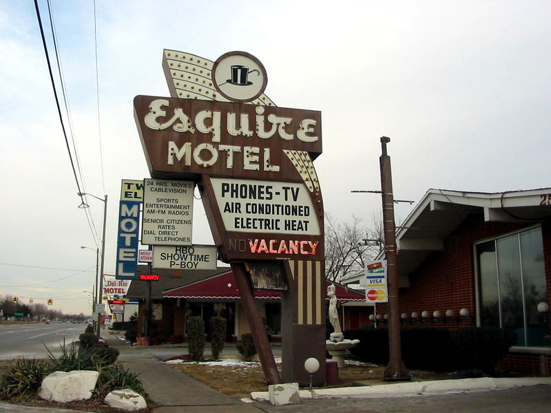 Esquire Motel - Feb 2003 Photo (newer photo)